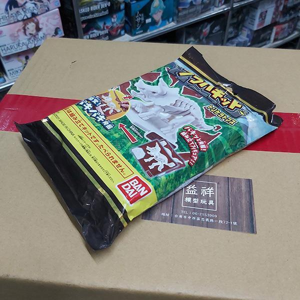 BANDAI 萬代 | 巧克力發掘恐龍模型-三角龍 | 化石 | 考古 | 博物館 | 侏羅紀公園 | 兒童玩具 | 組裝玩具 | 內僅有模型並無巧克力 | 全新未拆 | 現貨 