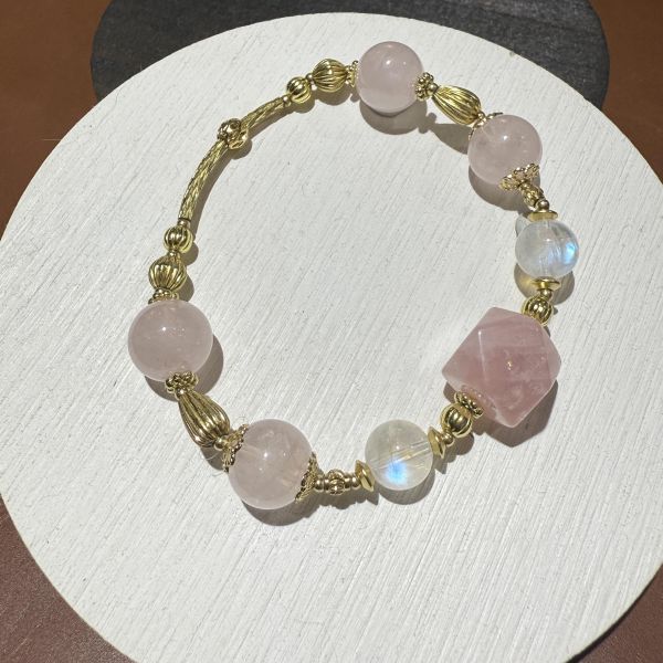 柔月星塵・月光粉晶設計款手鍊 合鹿工作室,粉晶,月光石,黃銅飾品,客製化手環,增加人緣,守護愛情,提升魅力,遠離負面情緒,能量淨化