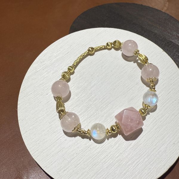 柔月星塵・月光粉晶設計款手鍊 合鹿工作室,粉晶,月光石,黃銅飾品,客製化手環,增加人緣,守護愛情,提升魅力,遠離負面情緒,能量淨化