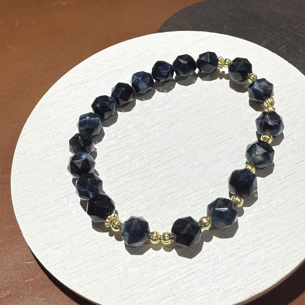 深邃鷹眸・藍虎眼石設計款手鍊 合鹿工作室,藍虎眼石,黃銅飾品,切面手鍊,增加溝通力,提升自信,帶來勇氣,客製化手環,能量淨化,辟邪轉運