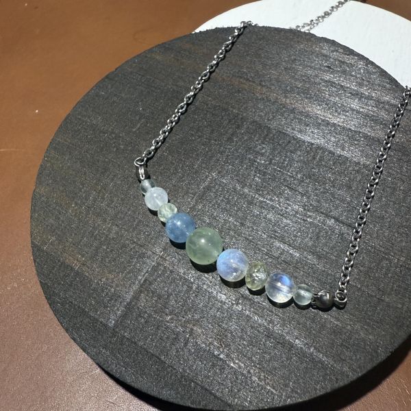 海風晨露・多彩綠柱月光葡萄石不鏽鋼項鍊 合鹿工作室,不鏽鋼項鍊,葡萄石,月光石,海水藍寶,綠柱石,設計款鎖骨鍊,平穩情緒,理性自信,能量淨化