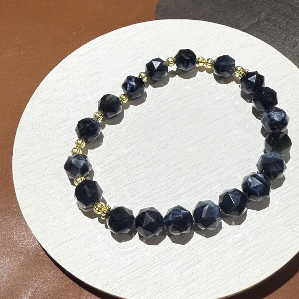深邃鷹眸・藍虎眼石設計款手鍊 合鹿工作室,藍虎眼石,黃銅飾品,切面手鍊,增加溝通力,提升自信,帶來勇氣,客製化手環,能量淨化,辟邪轉運