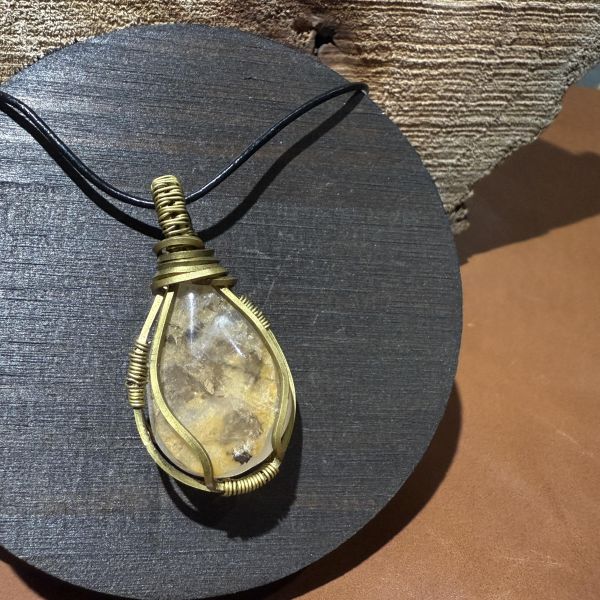 黃銅編織膠花水晶墜 合鹿工作室,黃銅編織膠花水晶墜,膠花水晶,金絲包邊,招正財運,提升事業,吸引貴人,客製化吊墜,天然礦石,能量淨化