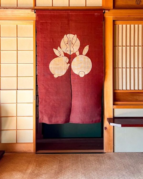 單門簾/窗簾Single Curtain 裝飾用、居家用(非餐飲營業用)隔簾/暖簾/旗簾,棉、麻、絨、緞材質不限,單獨水洗。