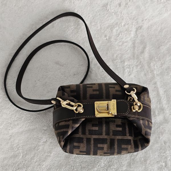 Fendi 老花飯盒包 附背帶 Fendi 芬迪精品包租借 出租,Fendi老花水桶包 Fendi飯盒 Fendi大法棍  租借價錢與款式整理,婚禮包包租借,拍照攝影道具精品包,商務派對名牌包 哪裡租