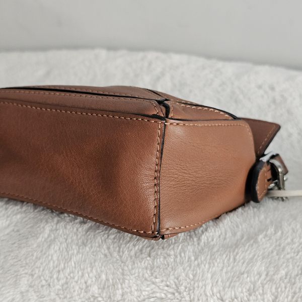 Loewe puzzle nano咖色 Loewe 羅意威包包 puzzle nano咖色 羊毛奶茶圍巾 方塊耳環 項鍊可兩用全新 flamenco mini 米白福袋包、精品包、名牌包、精品包推薦、精品二手包、經典款