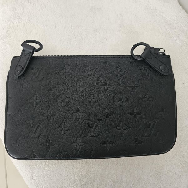 LV Trio黑色壓紋郵差包 LV包包 Trio黑色壓紋郵差包 neonoe BB水桶包 蒙田手提肩背包 老花寬版斜背帶 迷你水桶nano noe Trainer牛仔藍運動鞋 ivy woc 白金wave鏈包 老花 keepall50黑武士 蒙田 montsouris bb 圓餅包 水桶包、精品包、名牌包、精品包推薦、精品二手包、經典款