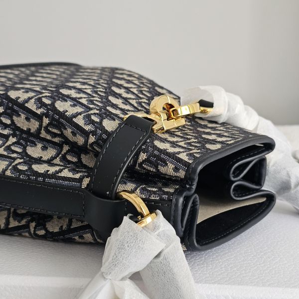 Dior c’est 中號老花水桶 全新 Dior 迪奧包包 c’est 中號老花水桶全新 book tote藍 中號 黛妃包 雙面皮帶全新閒置、精品包、名牌包、精品包推薦、精品二手包、經典款
