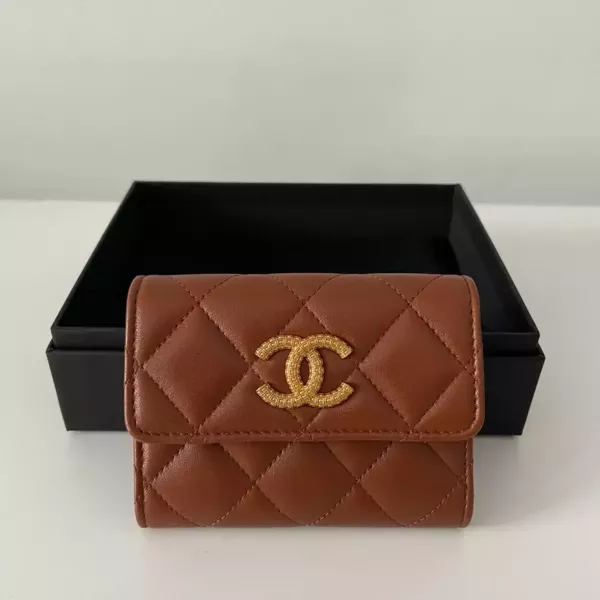 Chanel 咖色金釦三折卡夾 新版標籤 Chanel 香奈兒包包 小香咖色金釦三折卡夾 黑金荔枝中夾 Boy黑金三折短夾 黑金雙c拉鍊卡包 長盒子黑金羊皮 化妝盒 vanity21 藍色荔枝 小香腰包 CF WOC、精品包、名牌包、精品包推薦、精品二手包、經典款