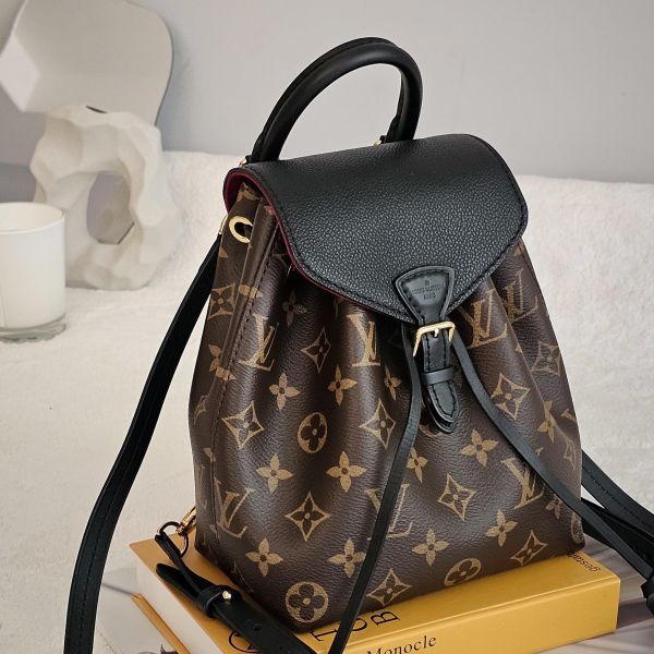 LV montsouris BB黑拼老花 後背包 LV包包 montsouris BB黑拼老花 後背包 M45149圓餅包 neonoe BB水桶包 蒙田手提肩背包 老花寬版斜背帶 迷你水桶nano noe Trainer牛仔藍運動鞋 ivy woc 白金wave鏈包 老花 keepall50黑武士 蒙田 圓餅包 水桶包、精品包、名牌包、精品包推薦、精品二手包、經典款