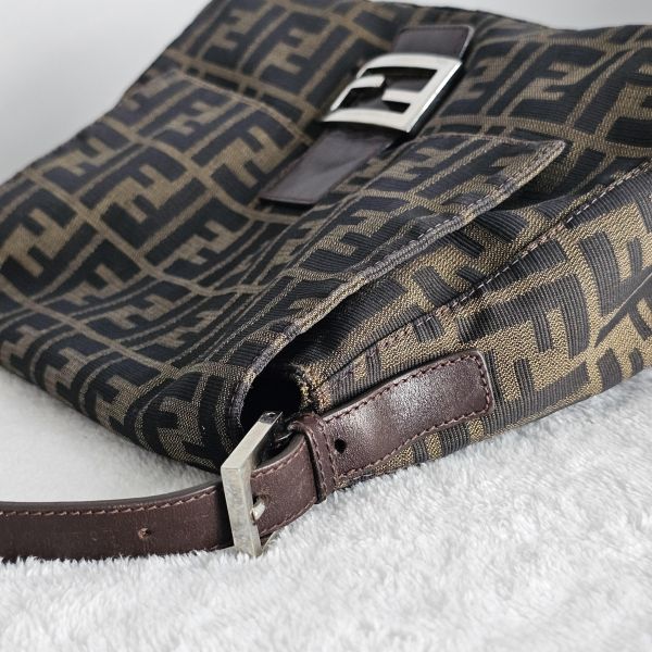Fendi 大法棍 肩背包 Fendi 芬迪精品包租借 出租,Fendi老花水桶包 Fendi飯盒 Fendi大法棍  租借價錢與款式整理,婚禮包包租借,拍照攝影道具精品包,商務派對名牌包 哪裡租