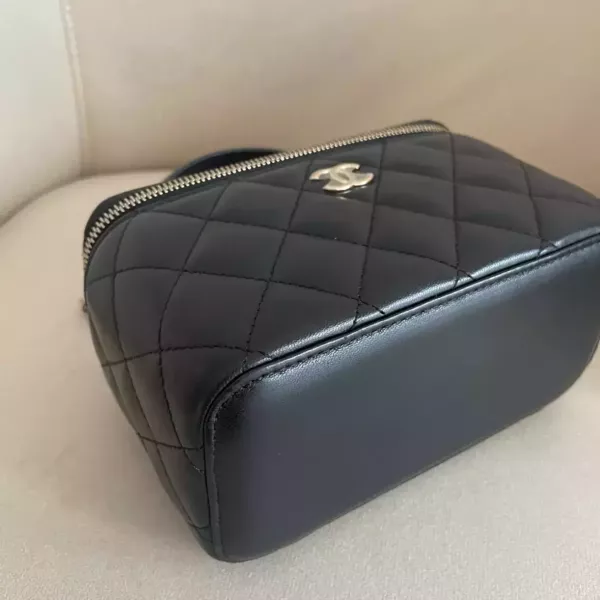 Chanel 黑色羊皮金扣 化妝盒兩用包 Chanel 香奈兒包包 長盒子黑金羊皮 化妝盒 vanity21 藍色荔枝 小香腰包 CF WOC、精品包、名牌包、精品包推薦、精品二手包、經典款