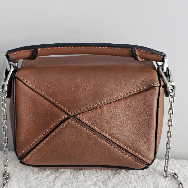 Loewe puzzle nano咖色 Loewe 羅意威包包 puzzle nano咖色 羊毛奶茶圍巾 方塊耳環 項鍊可兩用全新 flamenco mini 米白福袋包、精品包、名牌包、精品包推薦、精品二手包、經典款
