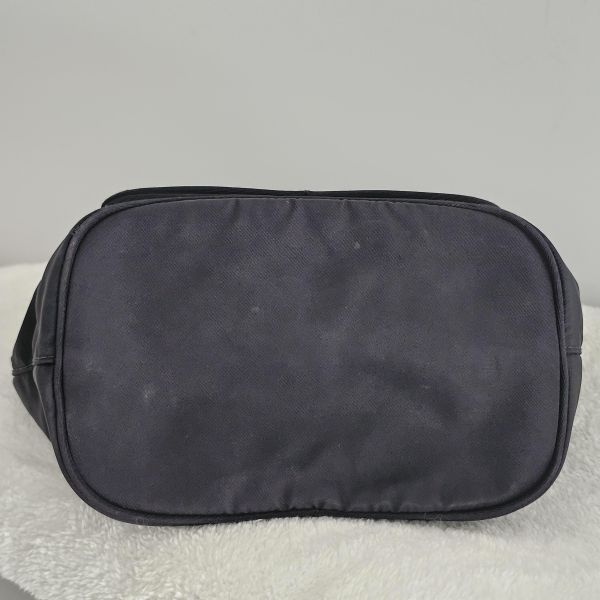 Prada 尼龍兩用水桶包 Prada 精品包租借 出租,Prada尼龍手提包 水桶包 翻蓋降落傘 Prada Hobo租借價錢與款式整理,穿著Prada的惡魔,婚禮包包租借,拍照攝影道具精品包,商務派對名牌包 哪裡租