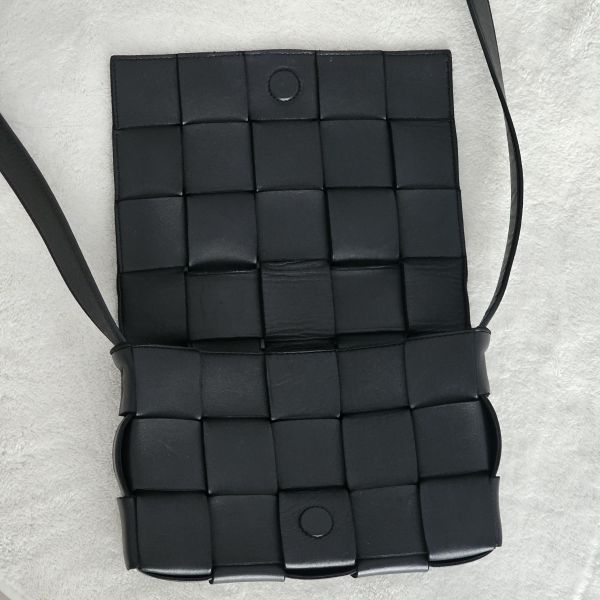 BV cassette 黑色斜背包 Bottega Veneta BV精品包租借 出租,BV編織包 BV扭結包 BV 5格五格包 租借價錢與款式整理,婚禮包包租借,拍照攝影道具精品包,商務派對名牌包 哪裡租