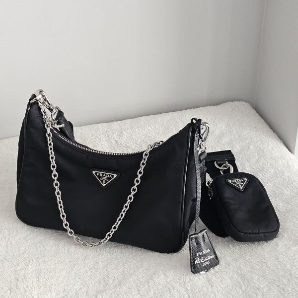 Prada Hobo三合一尼龍包 Prada 精品包租借 出租,Prada尼龍手提包 翻蓋降落傘 Prada Hobo租借價錢與款式整理,穿著Prada的惡魔,婚禮包包租借,拍照攝影道具精品包,商務派對名牌包 哪裡租