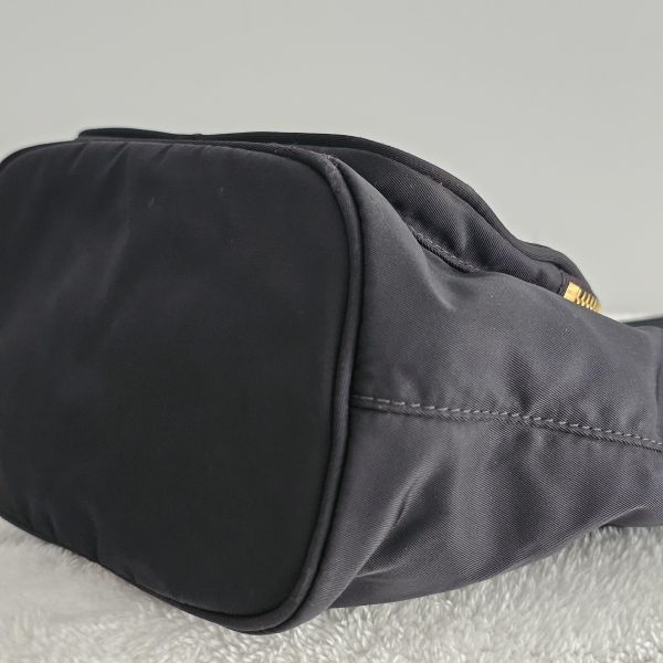 Prada 尼龍兩用水桶包 Prada 精品包租借 出租,Prada尼龍手提包 水桶包 翻蓋降落傘 Prada Hobo租借價錢與款式整理,穿著Prada的惡魔,婚禮包包租借,拍照攝影道具精品包,商務派對名牌包 哪裡租