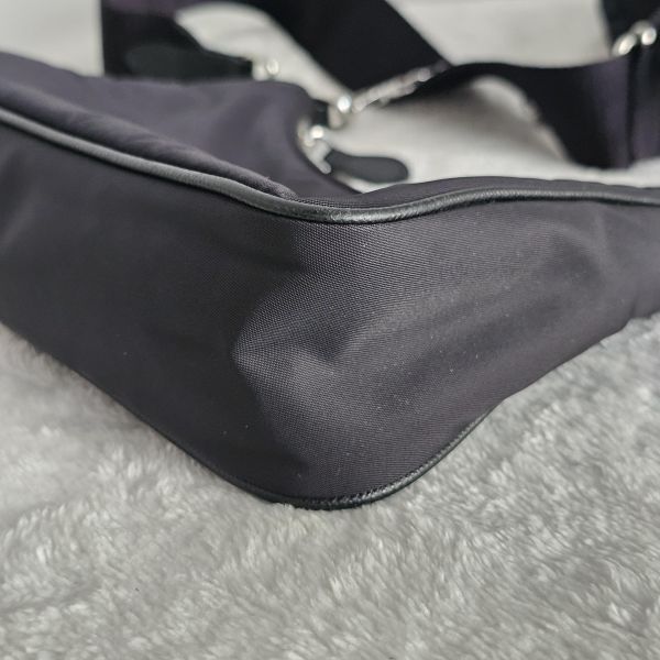 Prada Hobo三合一尼龍包 Prada 精品包租借 出租,Prada尼龍手提包 翻蓋降落傘 Prada Hobo租借價錢與款式整理,穿著Prada的惡魔,婚禮包包租借,拍照攝影道具精品包,商務派對名牌包 哪裡租
