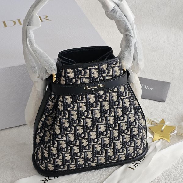 Dior c’est 中號老花水桶 全新 Dior 迪奧包包 c’est 中號老花水桶全新 book tote藍 中號 黛妃包 雙面皮帶全新閒置、精品包、名牌包、精品包推薦、精品二手包、經典款