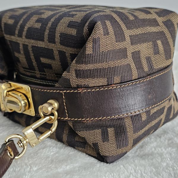 Fendi 老花飯盒包 附背帶 Fendi 芬迪精品包租借 出租,Fendi老花水桶包 Fendi飯盒 Fendi大法棍  租借價錢與款式整理,婚禮包包租借,拍照攝影道具精品包,商務派對名牌包 哪裡租