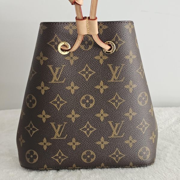 LV neonoe BB 水桶包 LV包包 neonoe BB水桶包 蒙田手提肩背包 老花寬版斜背帶 迷你水桶nano noe Trainer牛仔藍運動鞋 ivy woc 白金wave鏈包 老花 keepall50黑武士 蒙田 montsouris bb 圓餅包 水桶包、精品包、名牌包、精品包推薦、精品二手包、經典款