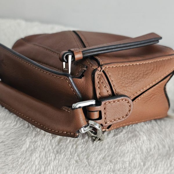 Loewe puzzle nano咖色 Loewe 羅意威包包 puzzle nano咖色 羊毛奶茶圍巾 方塊耳環 項鍊可兩用全新 flamenco mini 米白福袋包、精品包、名牌包、精品包推薦、精品二手包、經典款