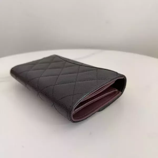 Chanel 黑金荔枝中夾 新版標籤 Chanel 香奈兒包包 小香黑金荔枝中夾 Boy黑金三折短夾 黑金雙c拉鍊卡包 長盒子黑金羊皮 化妝盒 vanity21 藍色荔枝 小香腰包 CF WOC、精品包、名牌包、精品包推薦、精品二手包、經典款