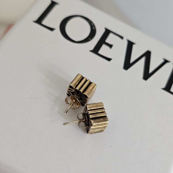 Loewe 方塊耳環 Loewe 羅意威包包 方塊耳環 項鍊可兩用全新 flamenco mini 米白福袋包、精品包、名牌包、精品包推薦、精品二手包、經典款