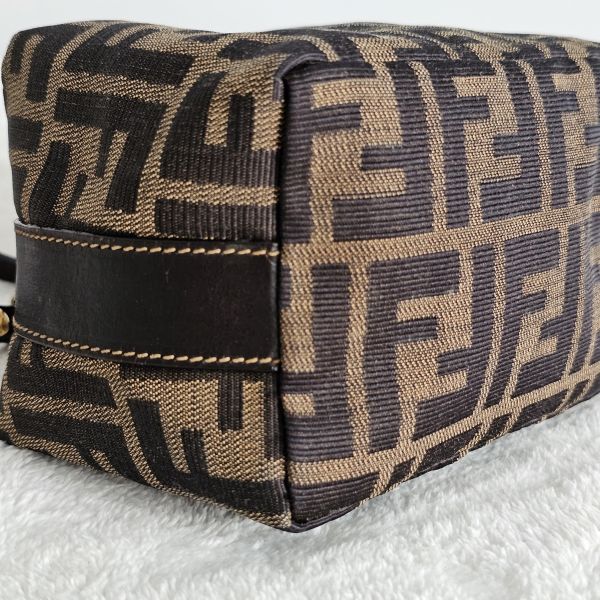 Fendi 老花飯盒包 附背帶 Fendi 芬迪精品包租借 出租,Fendi老花水桶包 Fendi飯盒 Fendi大法棍  租借價錢與款式整理,婚禮包包租借,拍照攝影道具精品包,商務派對名牌包 哪裡租