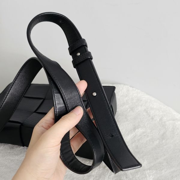 BV cassette 黑色斜背包 Bottega Veneta BV精品包租借 出租,BV編織包 BV扭結包 BV 5格五格包 租借價錢與款式整理,婚禮包包租借,拍照攝影道具精品包,商務派對名牌包 哪裡租