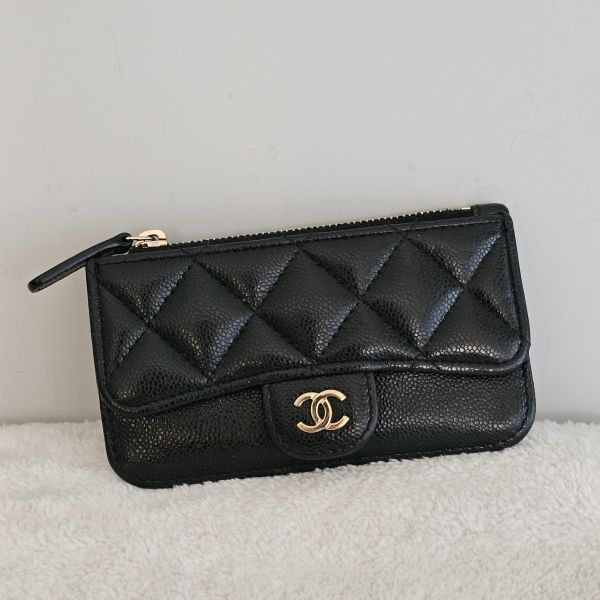 Chanel 黑金雙c拉鍊卡包 芯片 Chanel 香奈兒包包 小香黑金雙c拉鍊卡包 ㄇ字零錢包灰荔枝 長盒子黑金羊皮 化妝盒 vanity21 藍色荔枝 小香腰包 CF WOC、精品包、名牌包、精品包推薦、精品二手包、經典款