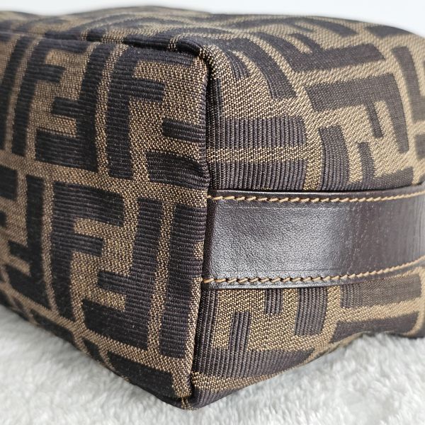 Fendi 老花飯盒包 附背帶 Fendi 芬迪精品包租借 出租,Fendi老花水桶包 Fendi飯盒 Fendi大法棍  租借價錢與款式整理,婚禮包包租借,拍照攝影道具精品包,商務派對名牌包 哪裡租