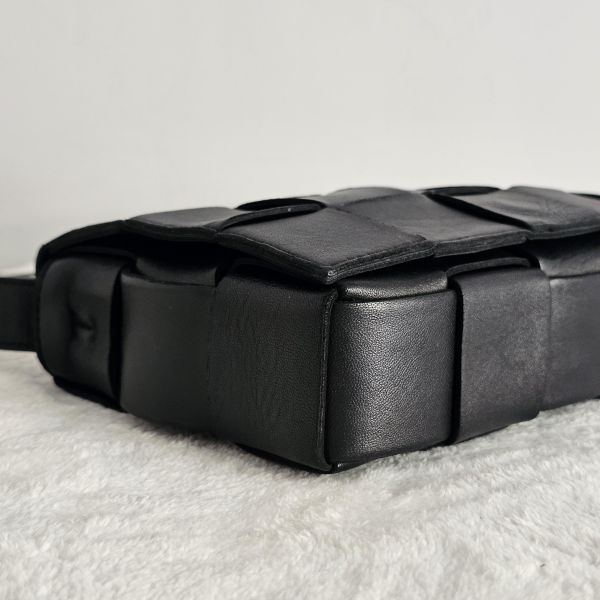 BV cassette 黑色斜背包 Bottega Veneta BV精品包租借 出租,BV編織包 BV扭結包 BV 5格五格包 租借價錢與款式整理,婚禮包包租借,拍照攝影道具精品包,商務派對名牌包 哪裡租