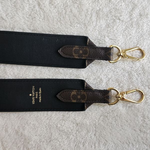 LV 老花寬版斜背帶 LV包包 老花寬版斜背帶 迷你水桶nano noe Trainer牛仔藍運動鞋 ivy woc 白金wave鏈包 老花 keepall50黑武士 蒙田 montsouris bb 圓餅包 水桶包、精品包、名牌包、精品包推薦、精品二手包、經典款