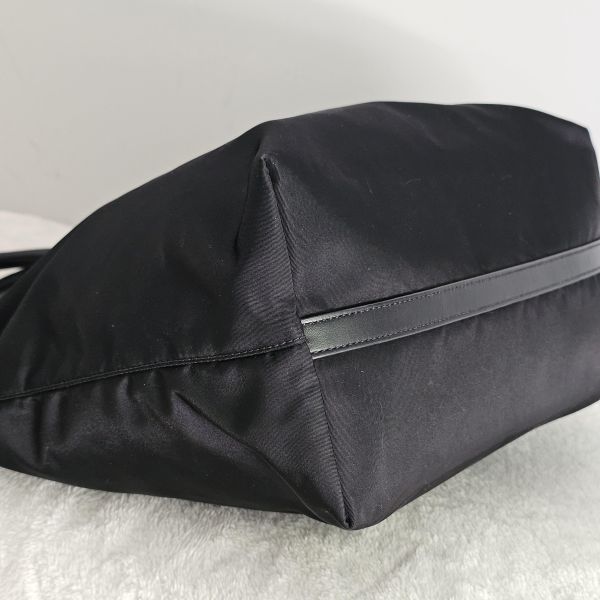 Prada 黑色尼龍托特包 Prada 精品包租借 出租,Prada尼龍手提包 托特包 翻蓋降落傘 Prada Hobo租借價錢與款式整理,穿著Prada的惡魔,婚禮包包租借,拍照攝影道具精品包,商務派對名牌包 哪裡租