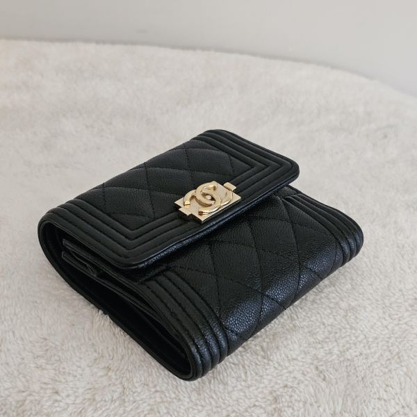 Chanel 黑金Boy三折短夾 Chanel 香奈兒包包 小香Boy黑金三折短夾 黑金雙c拉鍊卡包 長盒子黑金羊皮 化妝盒 vanity21 藍色荔枝 小香腰包 CF WOC、精品包、名牌包、精品包推薦、精品二手包、經典款
