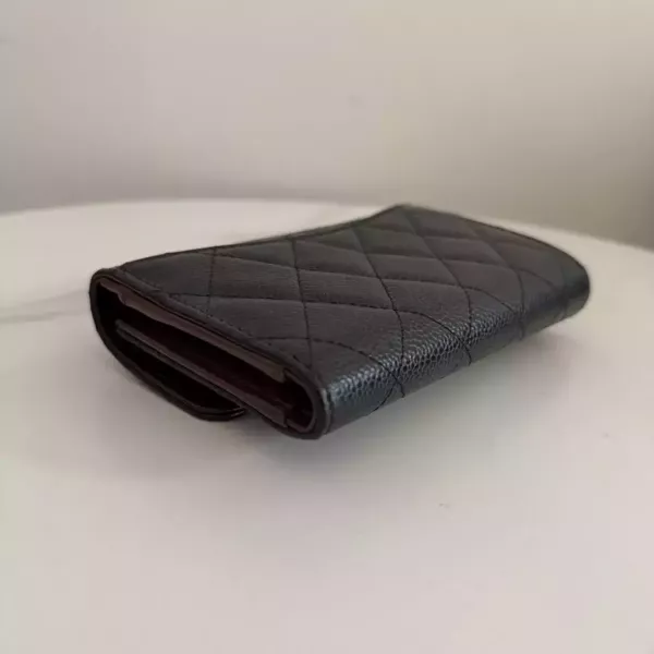 Chanel 黑金荔枝中夾 新版標籤 Chanel 香奈兒包包 小香黑金荔枝中夾 Boy黑金三折短夾 黑金雙c拉鍊卡包 長盒子黑金羊皮 化妝盒 vanity21 藍色荔枝 小香腰包 CF WOC、精品包、名牌包、精品包推薦、精品二手包、經典款