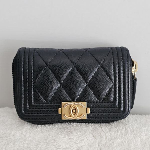 Chanel 黑金Boy零錢包 Chanel 香奈兒包包 小香Boy黑金零錢包 三折短夾 黑金雙c拉鍊卡包 長盒子黑金羊皮 化妝盒 vanity21 藍色荔枝 小香腰包 CF WOC、精品包、名牌包、精品包推薦、精品二手包、經典款
