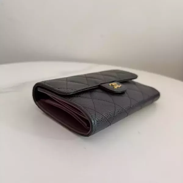 Chanel 黑金荔枝中夾 新版標籤 Chanel 香奈兒包包 小香黑金荔枝中夾 Boy黑金三折短夾 黑金雙c拉鍊卡包 長盒子黑金羊皮 化妝盒 vanity21 藍色荔枝 小香腰包 CF WOC、精品包、名牌包、精品包推薦、精品二手包、經典款