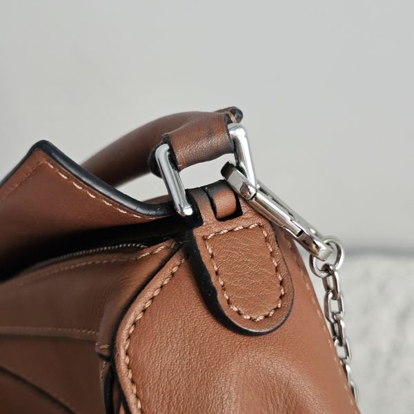 Loewe puzzle nano咖色 Loewe 羅意威包包 puzzle nano咖色 羊毛奶茶圍巾 方塊耳環 項鍊可兩用全新 flamenco mini 米白福袋包、精品包、名牌包、精品包推薦、精品二手包、經典款