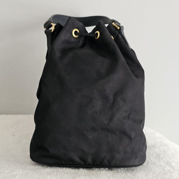 Prada 尼龍兩用水桶包 Prada 精品包租借 出租,Prada尼龍手提包 水桶包 翻蓋降落傘 Prada Hobo租借價錢與款式整理,穿著Prada的惡魔,婚禮包包租借,拍照攝影道具精品包,商務派對名牌包 哪裡租
