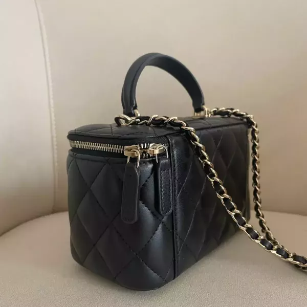 Chanel 黑色羊皮金扣 化妝盒兩用包 Chanel 香奈兒包包 長盒子黑金羊皮 化妝盒 vanity21 藍色荔枝 小香腰包 CF WOC、精品包、名牌包、精品包推薦、精品二手包、經典款