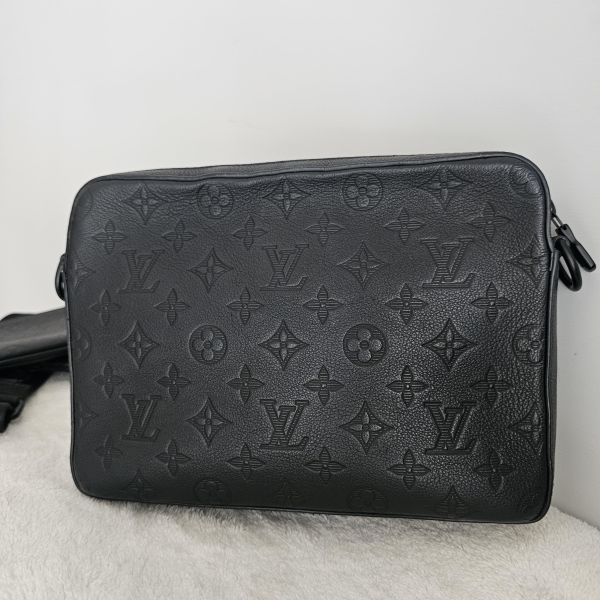 LV Trio黑色壓紋郵差包 LV包包 Trio黑色壓紋郵差包 neonoe BB水桶包 蒙田手提肩背包 老花寬版斜背帶 迷你水桶nano noe Trainer牛仔藍運動鞋 ivy woc 白金wave鏈包 老花 keepall50黑武士 蒙田 montsouris bb 圓餅包 水桶包、精品包、名牌包、精品包推薦、精品二手包、經典款