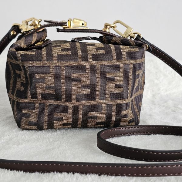 Fendi 老花飯盒包 附背帶 Fendi 芬迪精品包租借 出租,Fendi老花水桶包 Fendi飯盒 Fendi大法棍  租借價錢與款式整理,婚禮包包租借,拍照攝影道具精品包,商務派對名牌包 哪裡租