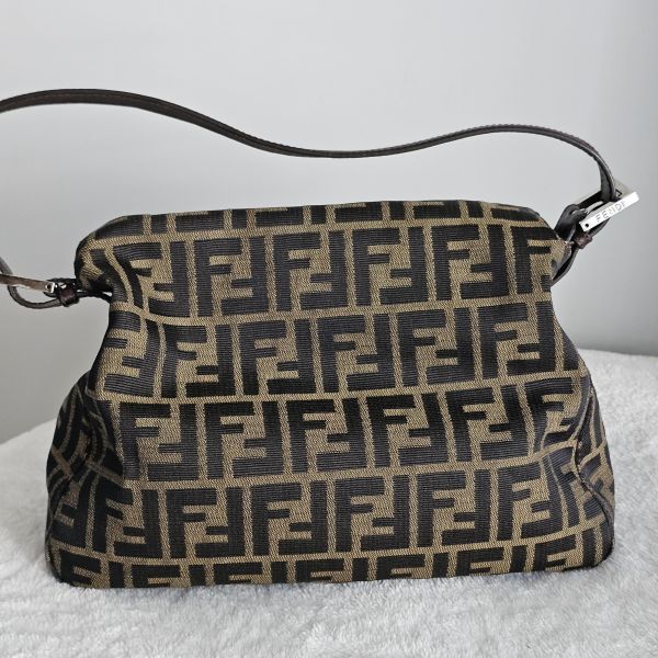 Fendi 大法棍 肩背包 Fendi 芬迪精品包租借 出租,Fendi老花水桶包 Fendi飯盒 Fendi大法棍  租借價錢與款式整理,婚禮包包租借,拍照攝影道具精品包,商務派對名牌包 哪裡租