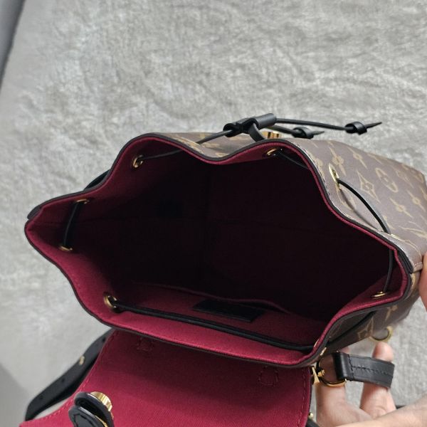 LV montsouris BB黑拼老花 後背包 LV包包 montsouris BB黑拼老花 後背包 M45149圓餅包 neonoe BB水桶包 蒙田手提肩背包 老花寬版斜背帶 迷你水桶nano noe Trainer牛仔藍運動鞋 ivy woc 白金wave鏈包 老花 keepall50黑武士 蒙田 圓餅包 水桶包、精品包、名牌包、精品包推薦、精品二手包、經典款