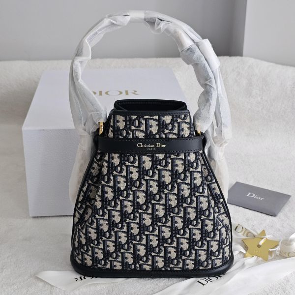 Dior c’est 中號老花水桶 全新 Dior 迪奧包包 c’est 中號老花水桶全新 book tote藍 中號 黛妃包 雙面皮帶全新閒置、精品包、名牌包、精品包推薦、精品二手包、經典款