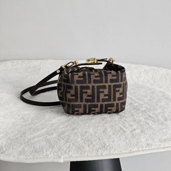 Fendi 老花飯盒包 附背帶 Fendi 芬迪精品包租借 出租,Fendi老花水桶包 Fendi飯盒 Fendi大法棍  租借價錢與款式整理,婚禮包包租借,拍照攝影道具精品包,商務派對名牌包 哪裡租