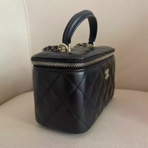 Chanel 黑色羊皮金扣 化妝盒兩用包 Chanel 香奈兒包包 長盒子黑金羊皮 化妝盒 vanity21 藍色荔枝 小香腰包 CF WOC、精品包、名牌包、精品包推薦、精品二手包、經典款
