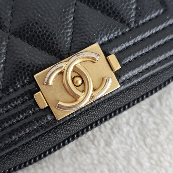 Chanel 黑金Boy零錢包 Chanel 香奈兒包包 小香Boy黑金零錢包 三折短夾 黑金雙c拉鍊卡包 長盒子黑金羊皮 化妝盒 vanity21 藍色荔枝 小香腰包 CF WOC、精品包、名牌包、精品包推薦、精品二手包、經典款